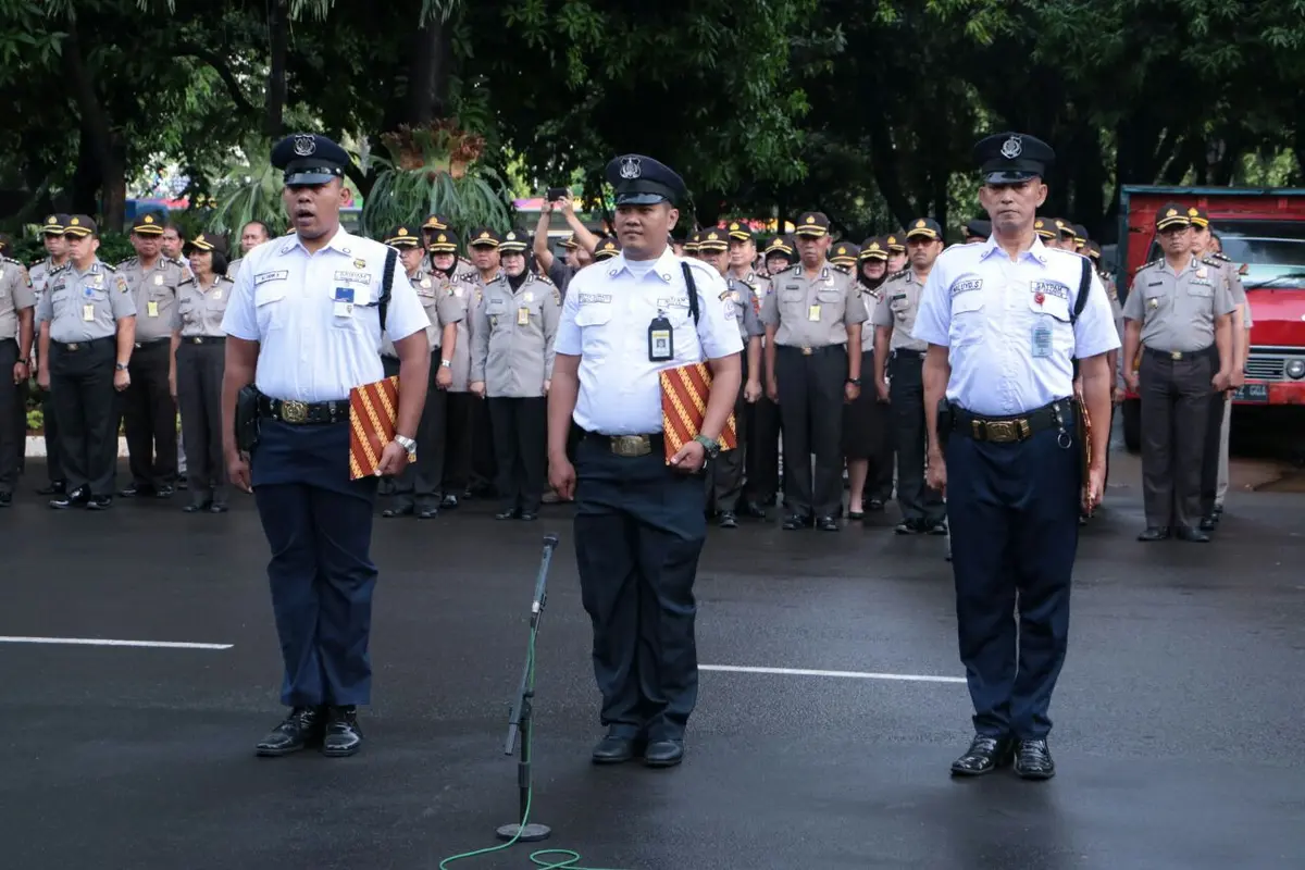 Kapolda Metro Jaya memberi penghargaan kepada 3 anggota sekuriti karena membantu menangkap pelaku skimming
