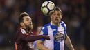 Striker Barcelona, Lionel Messi, berebut bola dengan bek Deportivo La Coruna, Fabian Schar, pada laga La Liga di Stadion Riazor, Senin (30/4/2018). Barcelona menang 4-2 atas Deportivo La Coruna. (AP/Lalo R. Villar)