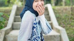 Mantap berhijab pada tahun 2021, artis dengan nama lengkap Cut Syifa Hanasalsabila ini makin cantik dan anggun. Meski terbilang baru putuskan menutup kepalanya dengan hijab, namun OOTD bintang sinetron Love Story The Series ini sudah bisa jadi inspirasi untuk para penggemar ataupun pengikutnya di Instagram. (Liputan6.com/IG/@cutsyifaa)