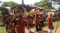 Tarian Caci Khas Flores Sambut Rizal Ramli di NTT