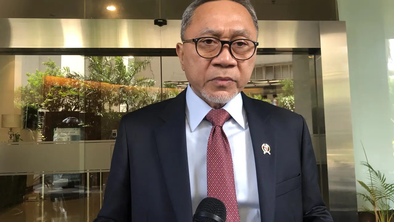 Menteri Perdagangan (Mendag) Zulkifli Hasan Berkomentar mengenai pembatasan pembelian beras kategori premium di ritel modern. (Elza/Liputan6.com)