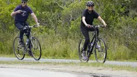 Presiden AS Joe Biden dan istrinya Jill Biden bersepeda di Pantai Rehoboth, Delaware, Kamis, 3 Juni 2021 untuk merayakan ulang tahun ke-70 sang ibu negara. (Foto AP/Susan Walsh)