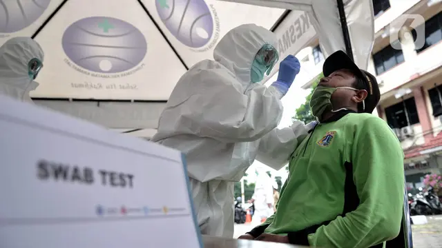FOTO: Pegawai Kantor Kecamatan Jalani Tes Swab COVID-19
