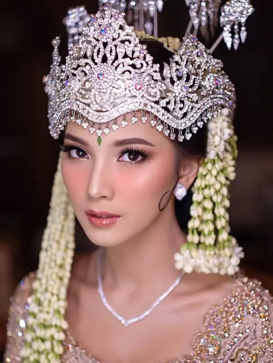 Sheila Dara dengan adat sundanya tampil dengan riasan flawless glowing mengenakan lipstik nude glossy. Dengan blush on pink dan eyeshadow kecoklatan. [@marlenehariman]