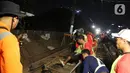 Sejumlah petugas merevitalisasi wesel rel di Stasiun KA Gambir, Jakarta, Kamis (14/2/2020) malam. PT KCI dan PT KAI Daop 1 Jakarta mengganti wesel rel di Stasiun Gambir dan Stasiun Jakarta Kota secara paralel yang akan berlangsung pada 13-23 Februari 2020. (Liputan6.com/Herman Zakharia)