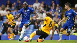 Pemain Chelsea Romelu Lukaku (kiri) mencoba menggiring bola melewati pemain Wolverhampton Wanderers Ruben Neves pada pertandingan sepak bola Liga Inggris di Stadion Stamford Bridge, London, Inggris, 7 Mei 2022. Pertandingan berakhir 2-2. (AP Photo/Frank Augstein)