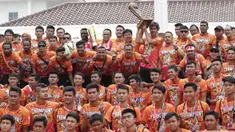 Pemain Persija Jakarta foto bersama di Balai Kota, Jakarta, Sabtu (15/12). Pawai tersebut untuk merayakan keberhasilan Persija meraih gelar Juara Liiga 1 Indonesia. (Bola.com/M Iqbal Ichsan)
