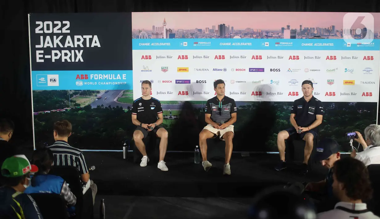 Pembalap dari tim Mercedes EQ Formula E Stoffel Vandoorne (kiri), tim Jaguar TCS Racing Mitch Evans (tengah), dan tim Envision Racing Nick Cassidy (kanan) memberi keterangan dalam konferensi pers jelang ajang balap Formula E Jakarta di Jakarta International E-Prix Circuit (JIEC), Jakarta, Jumat (3/6/2022). (Liputan6.com/Herman Zakharia)