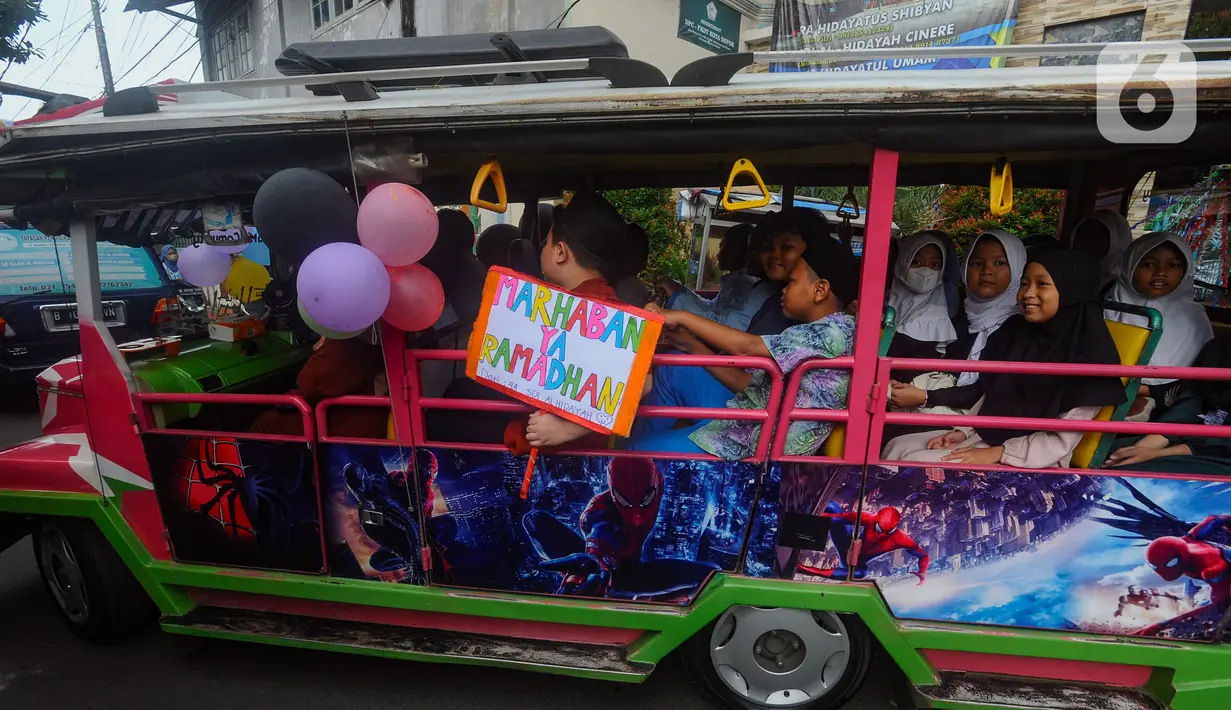 Murid SDI Al Hidayah mengikuti pawai tarhib Ramadan dengan mengendarai odong-odong di kawasan Cinere, Depok, Jumat (8/3/2024). (merdeka.com/Arie Basuki)