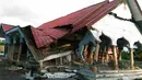 Sebuah bangunan mengalami rusak parah akibat gempa 6,4 SR yang mengguncang Kabupaten Pidie Jaya, Aceh, Rabu (7/12). Sejumlah bangunan di Kabupaten Pidie Jaya rusak akibat gempa yang tak berpotensi tsunami tersebut. (Zian Muttaqien/AFP)
