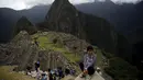 Seorang wanita tampak berfoto dengan pemandangan reruntuhan Kerajaan Inca di Pegunungan Machu Picchu , Peru, Rabu (12/8/2015). Pemerintah setempat membatasi wisatawan yang masuk ke Machu Picchu yang hanya menerima 2.500 wisatawan. (REUTERS/Pilar Olivares)