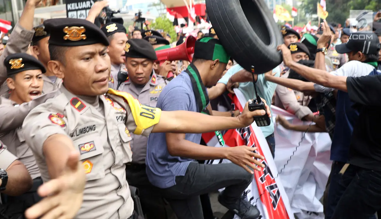 Sejumlah massa yang mengaku dari Himpunan Mahasiswa Islam terlibat bentrok dengan aparat kepolisian saat aksi unjuk rasa di depan Gedung KPK, Jakarta, Rabu (18/9/2019). Dalam aksinya, mereka menolak pimpinan KPK terpilih periode 2019-2023. (Liputan6.com/Helmi Fithriansyah)