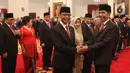 Presiden Joko Widodo atau Jokowi (kanan) bersalaman dengan mantan Menko Polhukam Wiranto usai dilantik sebagai Dewan Pertimbangan Presiden (Wantimpres) di Istana Negara, Jakarta, Jumat (13/12/2019). Wiranto ditunjuk sebagai ketua merangkap anggota Wantimpres. (Liputan6.com/Angga Yuniar)