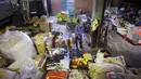 Para staf Food For All mempersiapkan makanan untuk tunawisma di London, Inggris, Selasa (31/3/2020). Pemerintah Inggris terus berupaya memerangi wabah corona COVID-19, sementara komunitas hingga badan amal berusaha menyediakan makanan bagi kelompok masyarakat paling rentan. (Xinhua/Tim Ireland)