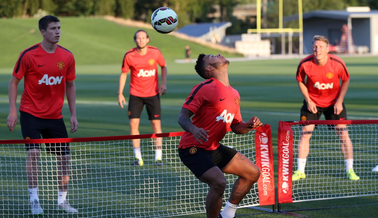 Komentar Luke Shaw : Kami tidak bermain tenis kepala tapi ketika melakukan itu sangat menyenangkan. Anda dapat melihat semua orang suka itu. Saya tidak tahu siapa yang terbaik tapi aku punya Phil Jones di tim dan dia perlu meningkatkan!. (ManUtd.com)
