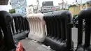 Barrier atau penghalang berada di kawasan Harmoni, Jakarta, Kamis (27/10/2022). Barrier yang biasa digunakan ketika terjadi demonstrasi Itu menyulitkan pejalan kaki saat melintas di trotoar. (Liputan6.com/Faizal Fanani)