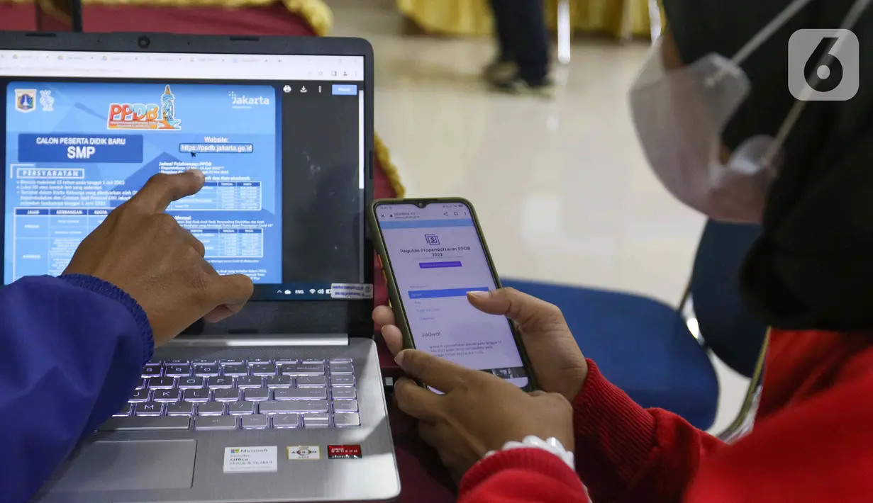 Siswa menggunakan ponselnya melihat regulasi prapendaftaran Penerimaan Peserta Didik Baru (PPDB) di Posko Pelayanan PPDB 2022 di SMA Negeri 70, Jakarta, Kamis (19/5/2022). Pemprov DKI Jakarta telah membuka tahapan pra pendaftaran pada proses Penerimaan Peserta Didik Baru (PPDB) 2022 dari jenjang Sekolah Dasar (SD) hingga Sekolah Menengah Atas (SMA). (Liputan6.com/Herman Zakharia)