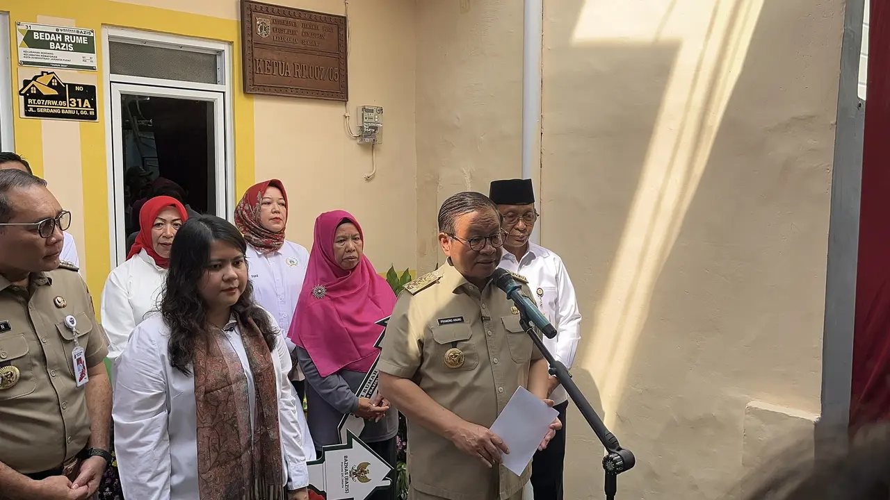 Gubernur DKI Jakarta Pramono Anung telah menyerahkan 26 unit rumah hasil program bedah rumah yang dilaksanakan Pemerintah Provinsi (Pemprov) DKI Jakarta bersama Badan Amil Zakat Nasional atau Baznas (Bazis) dan sejumlah mitra (Liputan6.com/Winda Nelfira)