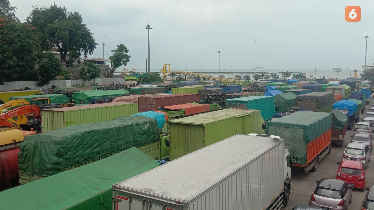 Antrian Kendaraan Besar Dan Kecil Untuk Masuk Ke Dalam Kapal Di Pelabuhan Merak, Kota Cilegon, Banten. (Sabtu, 24/12/2022). (Yandhi Deslatama/Liputan6.com).