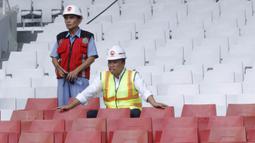 Menpora RI, Imam Nahrawi, duduk di tribun saat meninjau SUGBK di Senayan, Jakarta, Selasa (8/8/2017). Renovasi SUGBK ditargetkan rampung pada bulan Oktober 2017. (Bola.com/M Iqbal Ichsan)