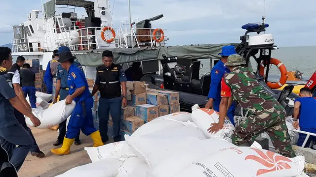 Pengiriman logistik oleh Polda Sultra ke Konawe Utara menggunakan KP Tekukur, Minggu (16/6/2019).(Ahmad Akbar Fua/Liputan6.com)