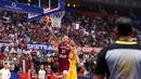 Pebasket Latvia, Aigars Skele (kiri) melakukan lay up pada laga Grup L Piala Dunia FIBA 2023 antara Latvia melawan Brasil di Indonesia Arena, Senayan, Jakarta, Minggu (03/09/2023). Latvia menang dengan skor 104-84. (Bola.com/Bagaskara Lazuardi)