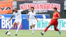 <p>Pemain Arema FC, Gustavo Almeida Dos Santos (kiri),&nbsp;berusaha menjebol&nbsp;gawang Persija Jakarta dalam pertandingan pekan kesembilan BRI Liga 1 2023/2024 yang berlangsung di Stadion Patriot Candra Bhaga, Bekasi, Minggu (20/9/2023). (Bola.com/M Iqbal Ichsan)</p>