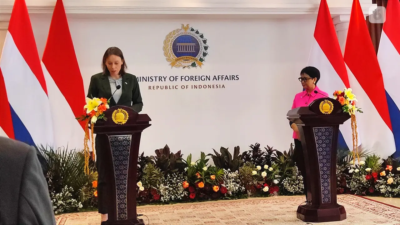 Menteri RI Retno Marsudi dan Menteri Luar Negeri Belanda, Hanke Bruins Slot, dalam pertemuan bilateral Menlu RI - Belanda di Gedung Kemlu