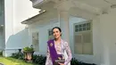 Cantiknya Beby Tsabina dibalut kebaya ungu. Padu padan kebaya klasik berwarna ungu dengan selendang polosnya yang serasi, serta kain batik cokelat gelap, yang senada dengan clutch yang ditentengnya. [Foto: Instagram/bebytsabina]