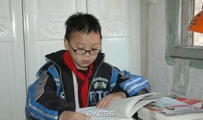 Mo merupakan bocah yang rajin belajar | Photo: Copyright shanghaiist.com