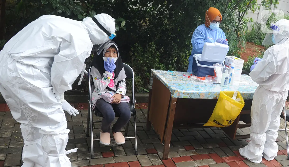 Seorang anak bersiap menjalani swab test massal di Puskesmas Ciganjur, Jakarta Selatan, Kamis (7/1/2020). Swab test gratis tersebut dilakukan untuk screening memetakan penyebaran COVID-19 di Kelurahann Ciganjur. (merdeka.com/Arie Basuki)