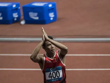 Pelari Indonesia, Lalu Muhammad Zohri, meminta maaf gagal meraih medali pada nomor 100 meter Asian Games di SUGBK, Jakarta, Minggu (26/8/2018). Lalu Zohri finish di urutan ke tujuh dengan catatan waktu 10,20 detik. (Bola.com/Vitalis Yogi Trisna)