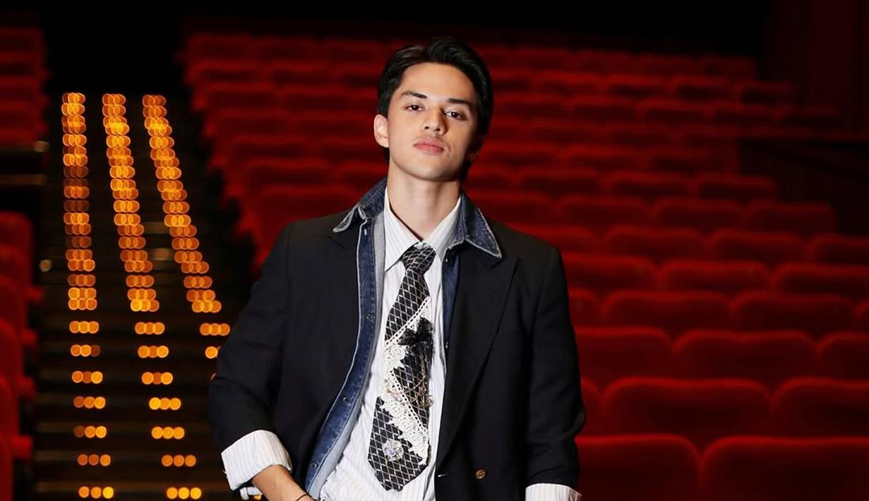 Film Petaka Gunung Gede mengangkat kisah nyata tentang pengalaman mencekam Maya Azka dalam sebuah pendakian di Gunung Gede pada 2007. Film tersebut dibintangi oleh sederet artis ternama mulai dari Jeremie Moeremans hingga Endy Arfian. Lantaran dari kisah nyata, netizen tak sabar untuk menyaksikan film tersebut sejak diumumkan bakal diangkat ke layar lebar. (Liputan6.com/IG/@jeremiemoeremans)