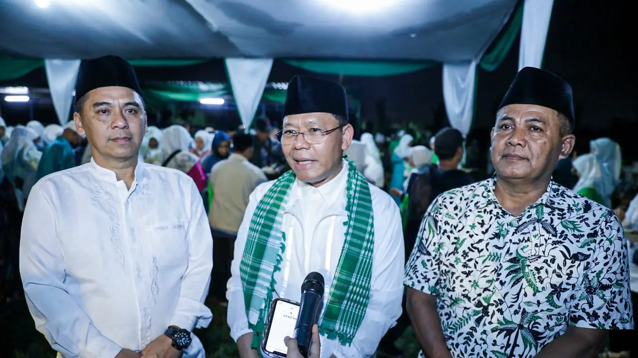 Masyarakat memenuhi kediaman Plt Ketua Umum Partai Persatuan Pembangunan (PPP) Muhamad Mardiono dalam rangka tasyakarun dan tirakatan menyambut pergantian tahun baru 2024, di Sleman, Yogyakarta, Minggu (31/12/2023). (Foto: DPP PPP)