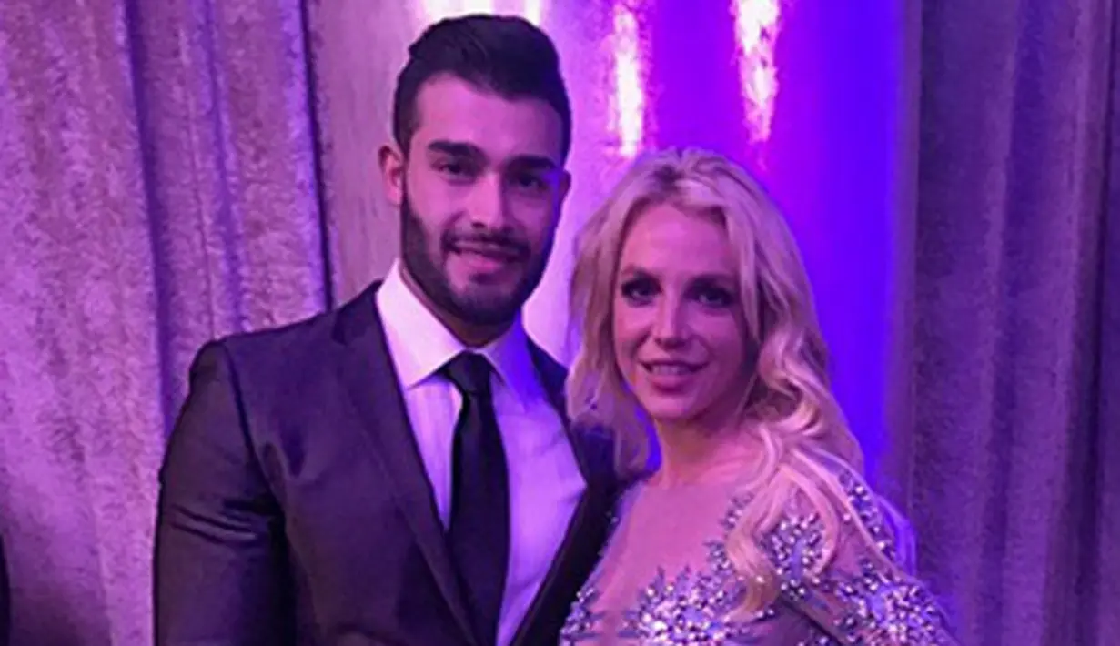 Kabar lain melaporkan bahwa pernikahan mereka akan berlangsung setelah masa kontrak kediaman mereka berakhir, yakni pada Desember tahun 2017 nanti. Artinya, mereka akan menikah pada akhir 2017 nanti. (Instagram/britneyspears)