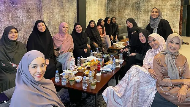 Potret Umi Pipik dan para Selebritis Hadir dalam Majelis Halaqah Cinta, Cantik-Cantik Salihah