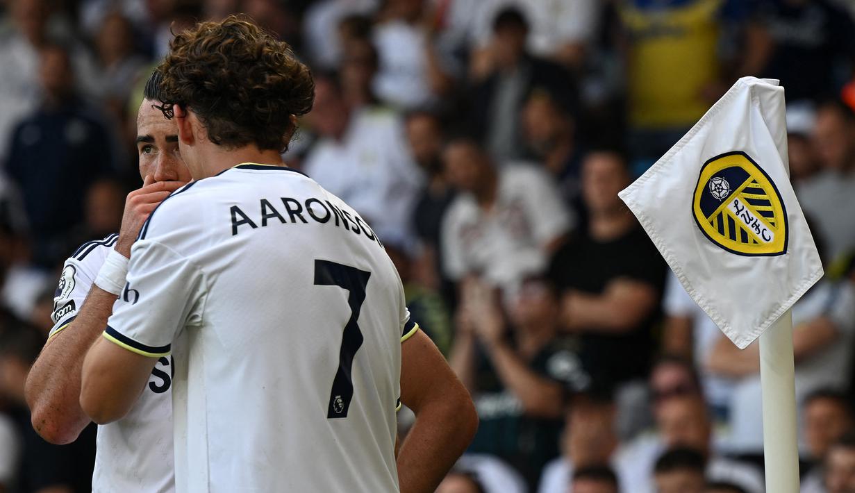 Namun Leeds United justru mampu menambah keunggulan menjadi 3-0 melalui Jack Harrisson (kiri) pada menit ke-69. Ia berhasil menyambar bola pantulan dari Rodrigo Moreno yang membuat Edouard Mendy mati langkah. (AFP/Paul Ellis)