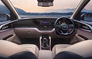 Tampak Interior Kia Carens yang tetap menggunakan tombol fisik di dasbornya (Kia)