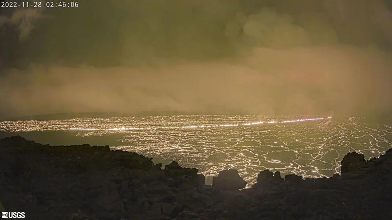 Gunung berapi terbesar di dunia, Gunung Mauna Loa di Hawaii mulai meletus pada Minggu 27 November 2022. (USGS)