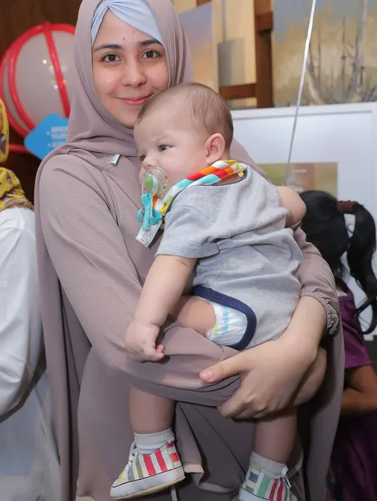 Karena masih ASI Eksklusif, jadi kemana-mana ibu dua anak itu selalu membawa buah hatinya yang paling kecil. Berbeda dengan anak pertamanya, Arsen yang tidak full ASI. (Andy Masela/Bintang.com)