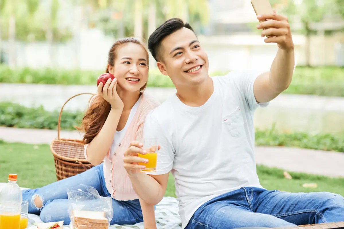 pasangan cinta piknik