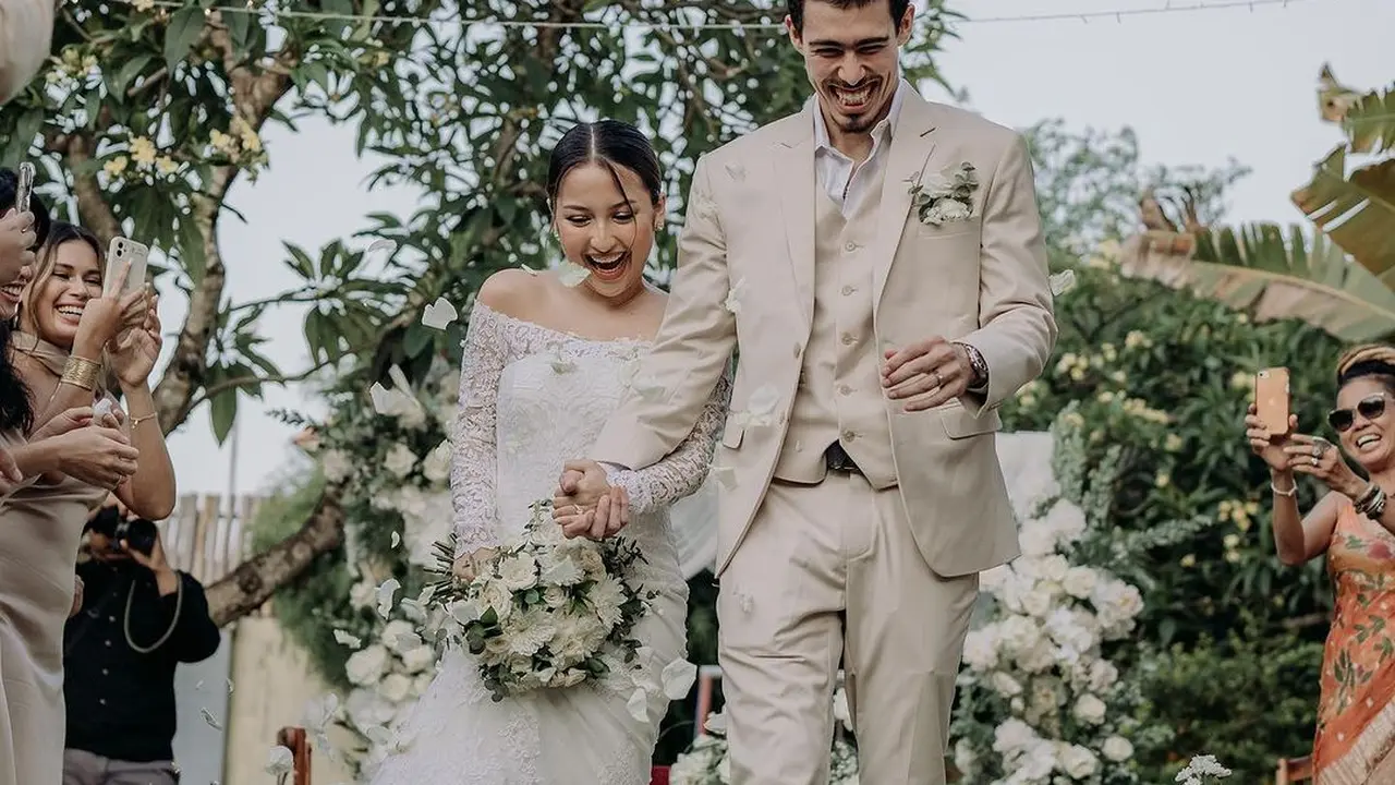 6 Penampilan Jennifer Coppen Dibalut Gaun Pengantin, Resmi Dinikahi Kekasih Bulenya