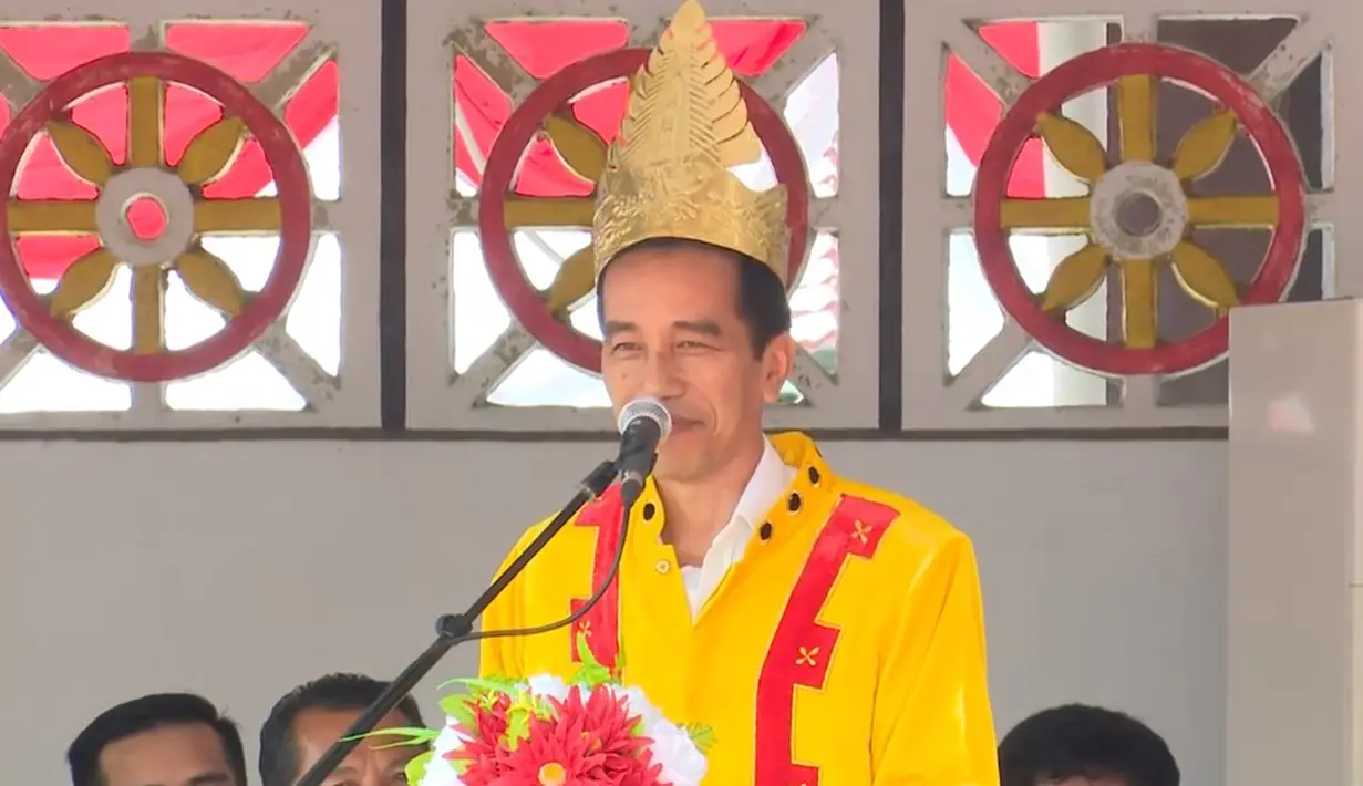 Presiden Jokowi memakai baju adat Nias berwarna kuning dengan aksen bordiran oranye saat memberikan pidato di pendopo Kabupaten Nias, Gunungsitoli, Sumatera Utara, Agustus 2016. (Youtube/Kementerian Sekretariat Negara RI.)