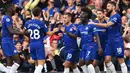 Para pemain Chelsea merayakan gol yang dicetak Eden Hazard ke gawang Liverpool pada laga Premier League di Stadion Stamford Bridge, London, Sabtu (29/9/2018). Kedua klub bermain imbang 1-1. (AFP/Glyn Kirk)