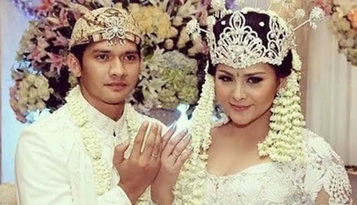 Tepat di tanggal pernikahannya, penyanyi Audy bersyukur telah melewati 11 tahun bersama. "Alhamdulillah ❤️11 th bersama, Here’s to being with you forever, hand-in-hand and heart-in-heart. I love you paa...Kita Selamanya🌸💋selalu dlm keberkahan dan lindungan ALLAH SWT Aamiin," tulis audyitem. [Instagram/audyitem]