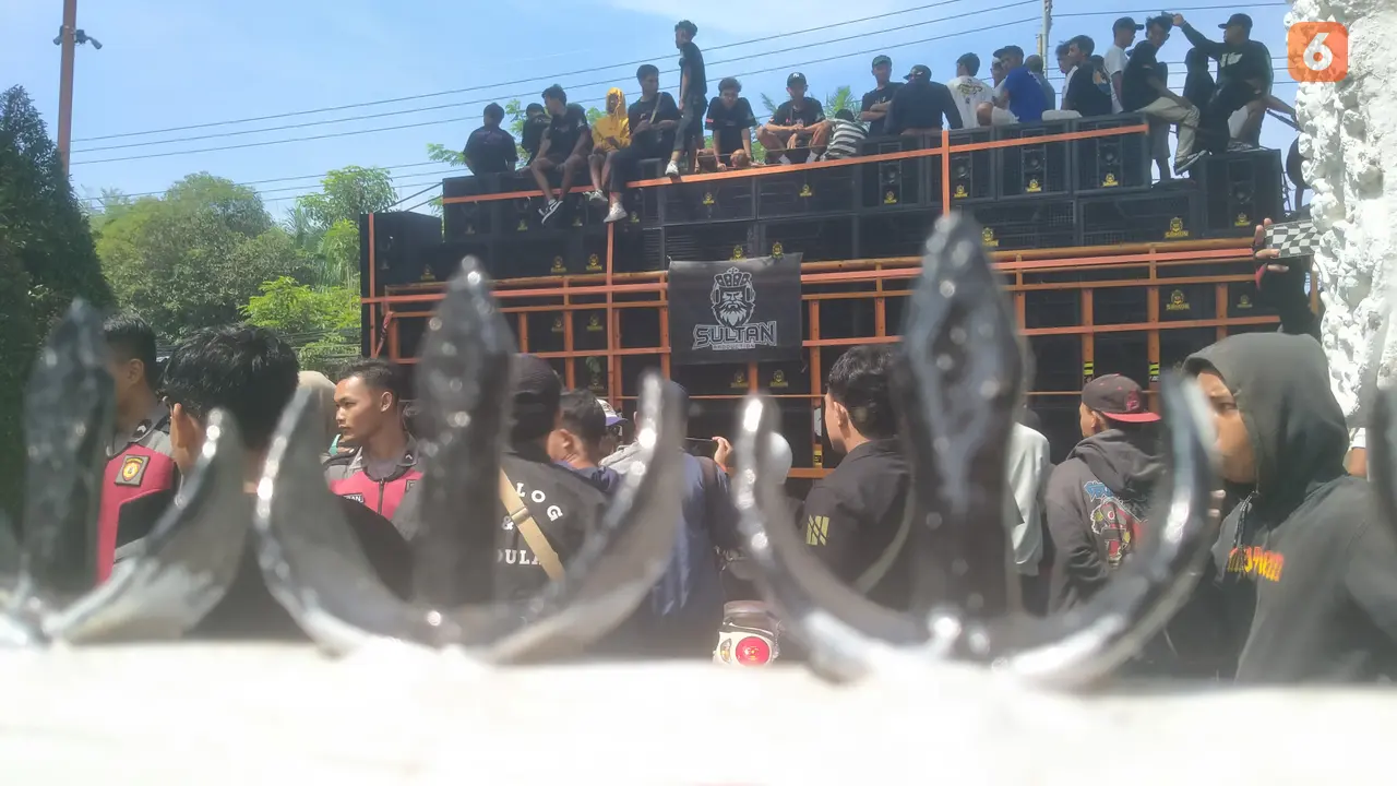 Aksi unjuk rasa paguyuban sound system Banyuwangi di depan Kantor Bupati Banyuwangi (Hermawan Arifianto/Liputan6.com)