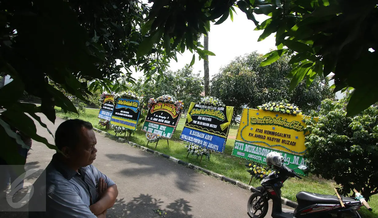Karangan bunga menghiasi rumah duka tokoh PBNU KH Hasyim Muzadi di Ponpes Al-Hikam, Depok.,  Jawa Barat, Kamis (16/3). Sejumlah karangan bunga mulai berdatangan pascameninggalnya Anggota Wantimpres tersebut. (Liputan6.com/Immanuel Antonius)