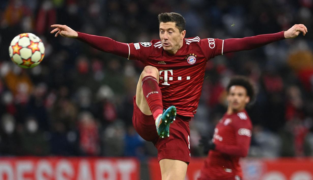 <p>Robert Lewandowski telah menjadi salah satu pemain paling konsisten di Eropa selama beberapa tahun terakhir. Ia telah mencetak 34 gol dan memberikan 4 assist dalam 33 penampilan Bundesliga musim ini. Lewandowski juga mampu menyabet penghargaan Man of The Match sebanyak delapan kali di liga. (AFP/Christof Stache)</p>