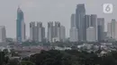 Deretan gedung bertingkat tersamar kabut polusi udara di Jakarta, Selasa (20/4/2021). Berdasarkan data "World Air Quality Index" pada Selasa (20/4) pukul 10.00 WIB tingkat polusi udara di Jakarta berada pada angka 174. (Liputan6.com/Johan Tallo)