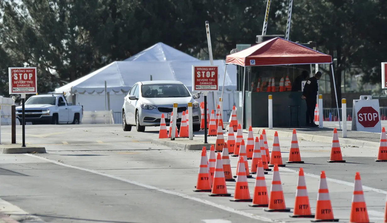 Tenda vaksinasi COVID-19 didirikan di utara tempat parkir Toy Story di Disneyland Resort di Anaheim, California, Selasa (12/1/2021). Disneyland akan menjadi situs vaksinasi COVID-19 pertama di wilayah itu dan akan mulai beroperasi pada akhir pekan ini. (Jeff Gritchen/The Orange County Register via A
